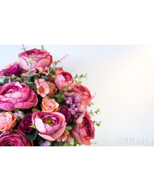 Bukiet różowych sztucznych kwiatów
