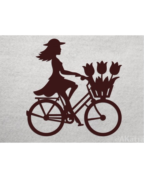 Postać kobiety na rowerze z kartonu