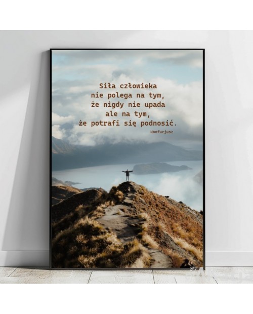 Plakat z napisem: Siła człowieka nie polega na tym, że nigdy nie upada...
