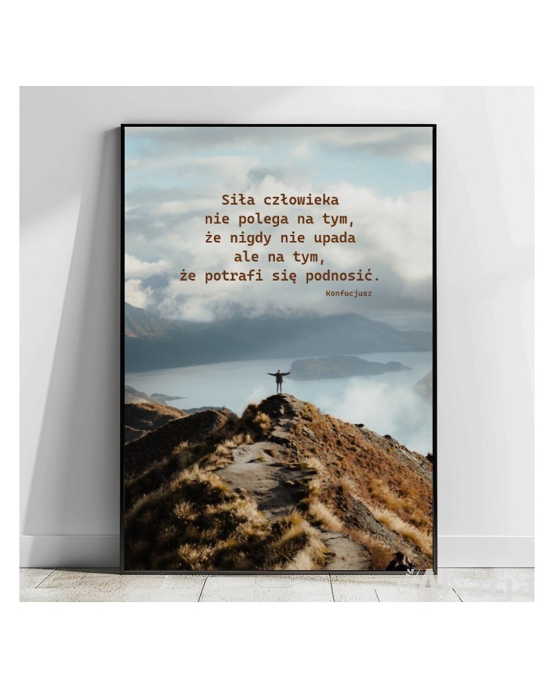 Plakat z napisem: Siła człowieka nie polega na tym, że nigdy nie upada...