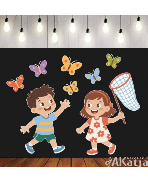 Dzieci łapiące kolorowe motyle- zestaw dekoracji do gazetek szkolnych