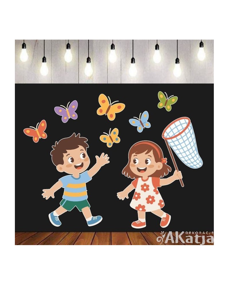 Dzieci łapiące kolorowe motyle- zestaw dekoracji do gazetek szkolnych