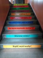 hasła motywacyjne na schodach