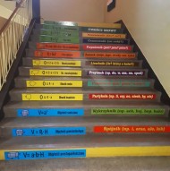 kolorowe naklejki na schody
