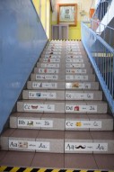 alfabet na schodach