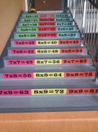 tabliczka mnożenia schody szkolne