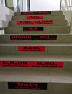 wzory chemiczne na schodach
