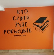 cytat o czytaniu na pomarańczowej ścianie