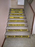 zasady wchodzenia po schodach