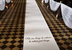 napis na dywanie w kościele